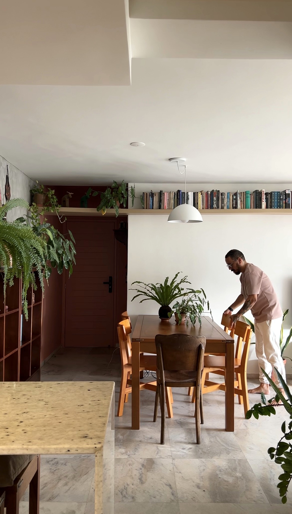 Apartamento Aurora: sala acolhedora com marcenaria em madeira