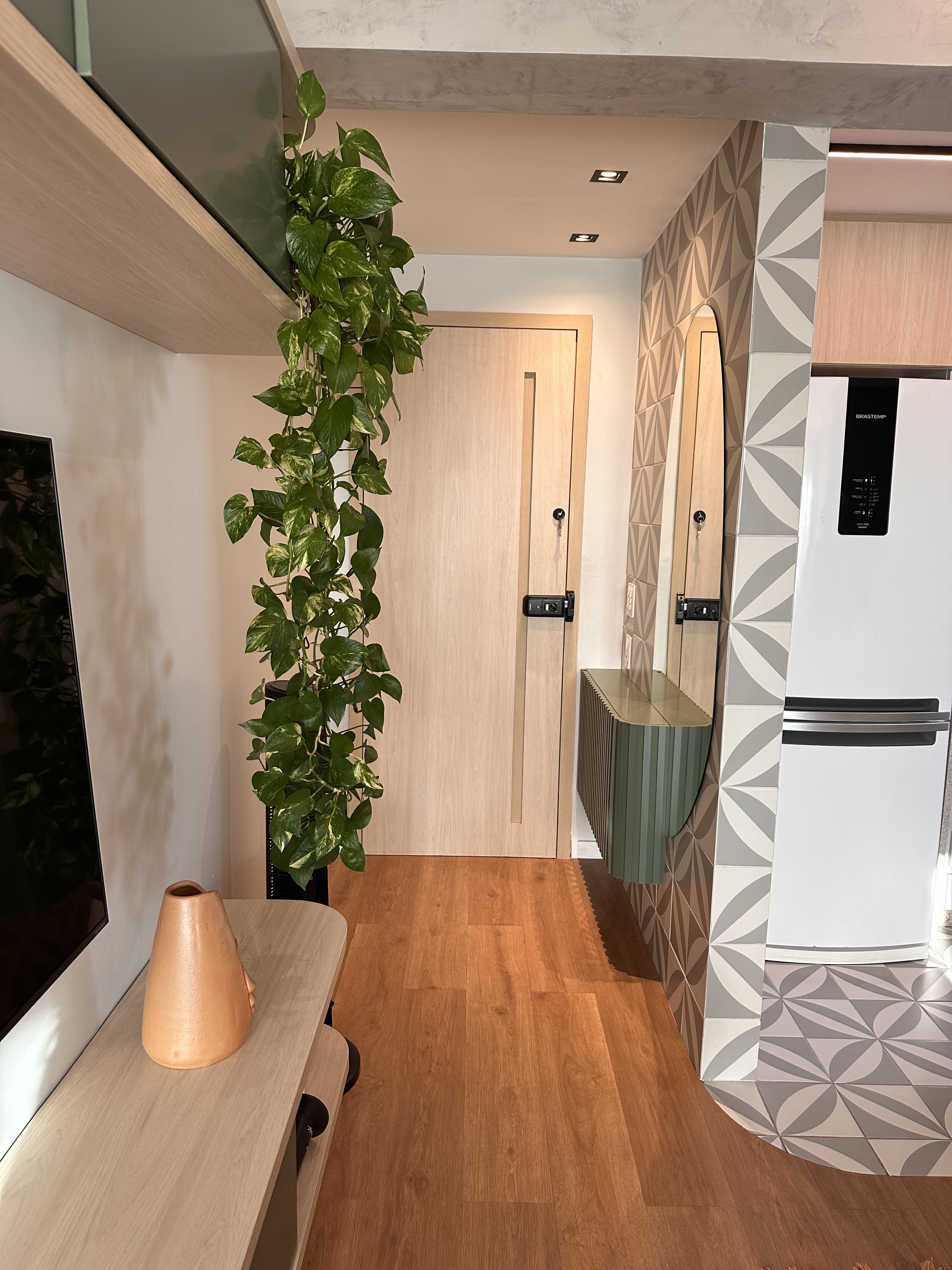 Detalhe arquitetônico do Apartamento Várzea iluminado pela luz natural